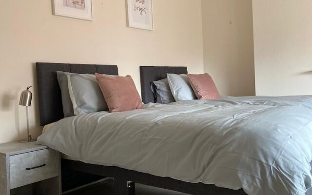 Monthly, Short, Stays 2-bed Apartment in Reading