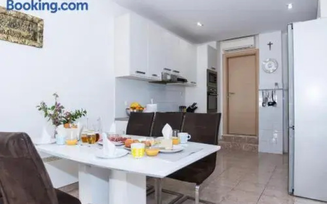 Family friendly apartment, great for children, huge yard and lots of toys