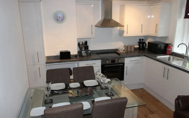 Modern two Bedroom Apartment Ideally Located