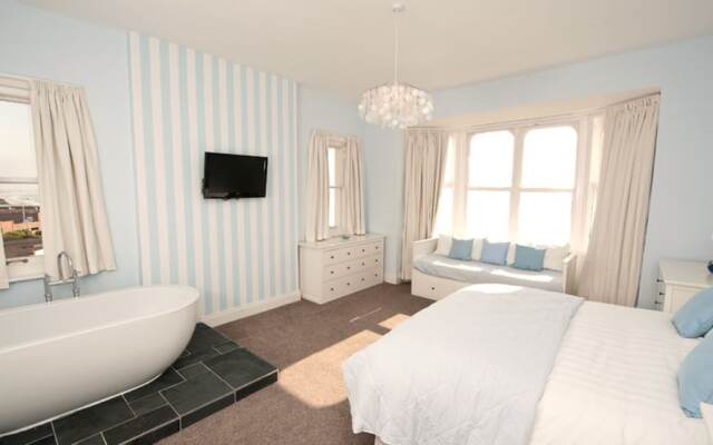 8 Bedroom Beach House, in Bournemouth and hot tub