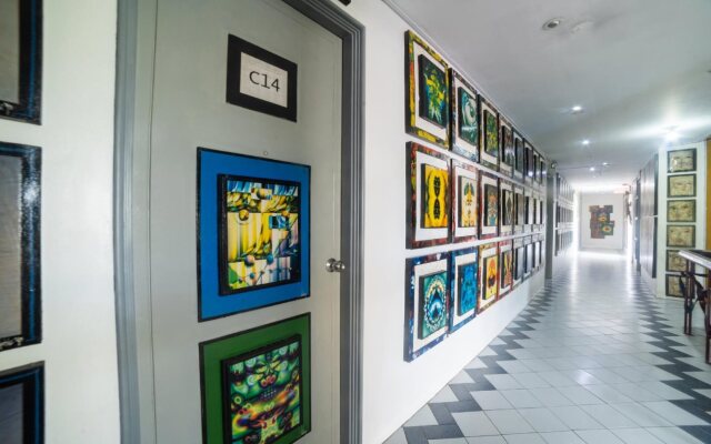 Oyo 200 Ponce Suites Art