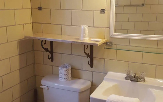 Early American Motel