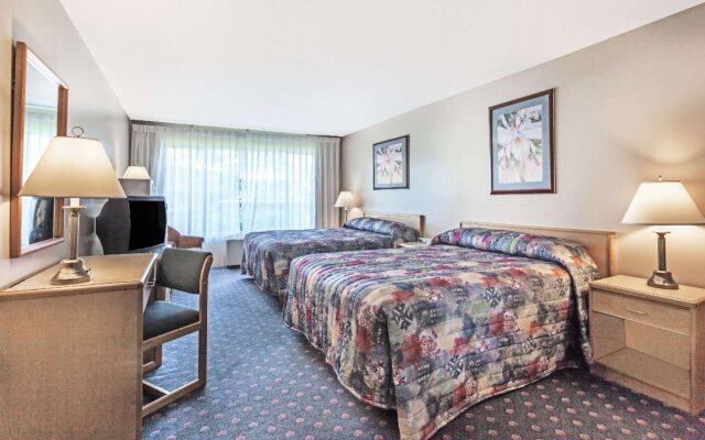 Howard Johnson by Wyndham Nanaimo Harbourside