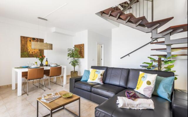 Beachfront triplex with swimming pool parking