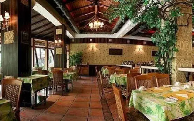 Hangzhou The First World Hotel