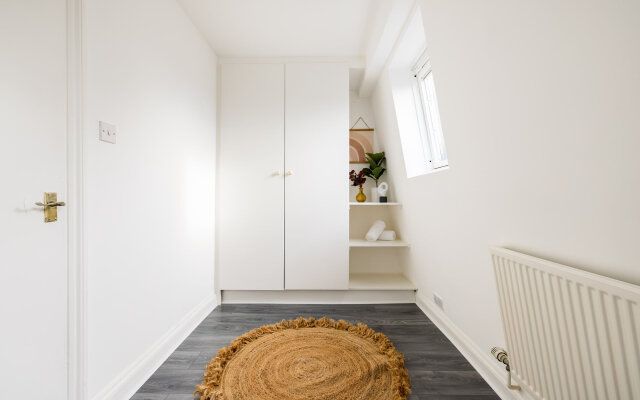Contemporary 2 Bedroom Apartment in Shepherd's Bush