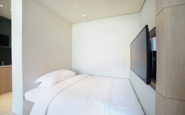 Modern Executive Studio Burj View Upside Living