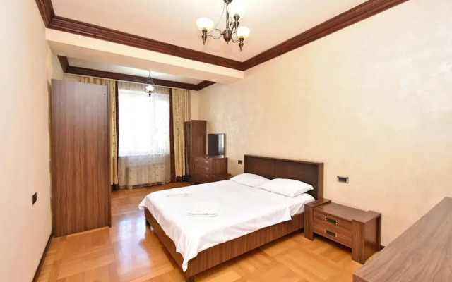 North Ave. apartment by Luxe Group HH777