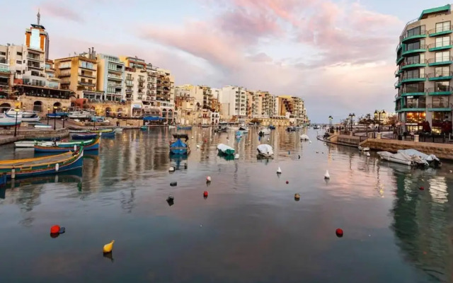 Remarkable 2-bed Apartment in St Julians