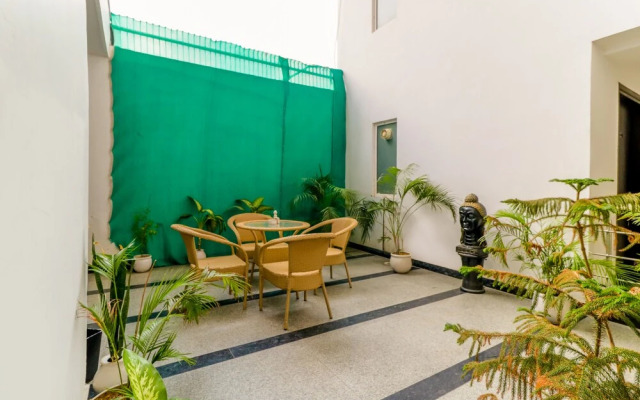 Tipsyy Inn Suites 007
