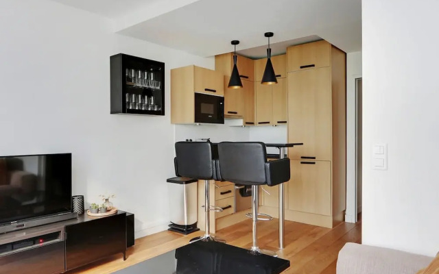 Modern Brunel Classic 1 Bed Apt With Balcony in Paris