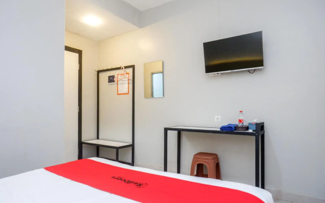 RedDoorz near Stasiun Batang