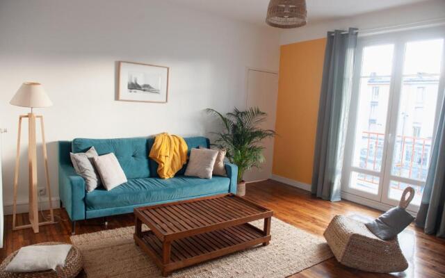 Appartement spacieux avec balcon et parking