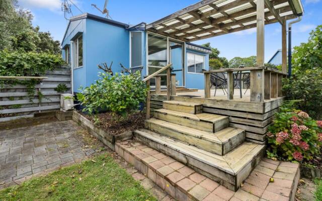 The Wee Blue Bach - Waikanae Beach Holiday Home