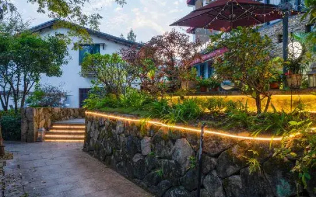 lake light Homestay