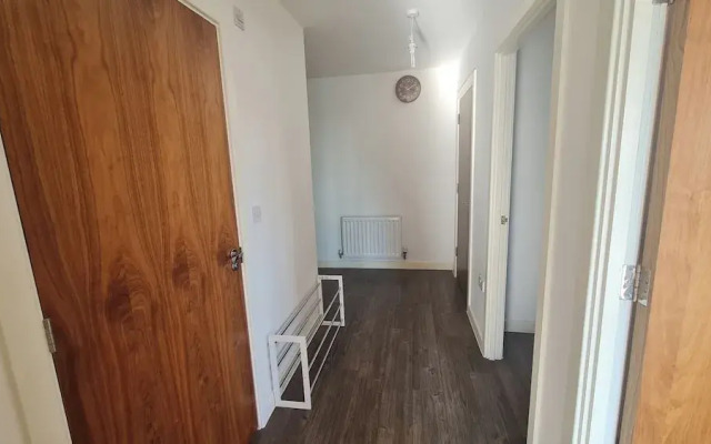 Barking 2 Bed Apt With Parking & Good Travel Links