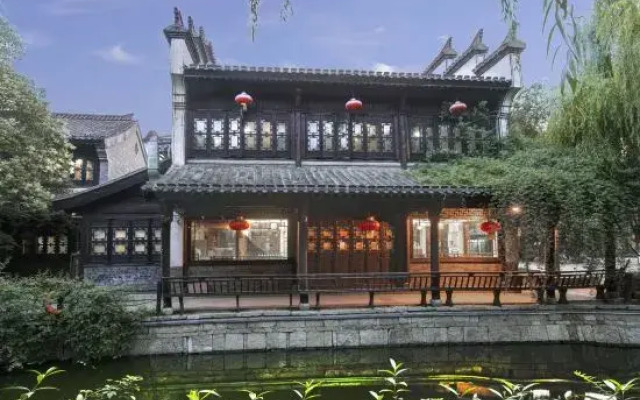 Riverside Hotel