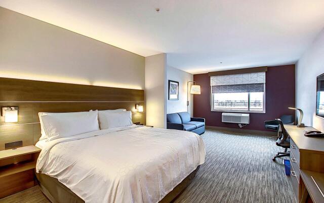 Holiday Inn Express & Suites Calgary Airport Trail NE, an IHG Hotel