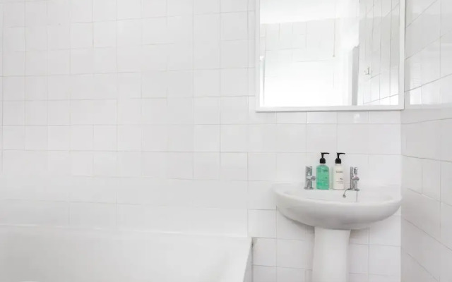 Spacious Studio Apartment Soho Square