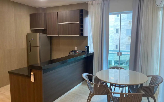 Apto 2 quartos com AR Cond, prédio frente p/ praia