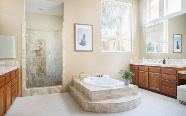 Monroe by AvantStay | Walk to Coachella! Golf Course Getaway | Sleeps 12!