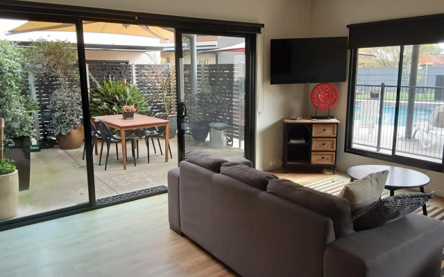 Adelphi Apartment 2- Poolside or Apartment 2A- King Studio