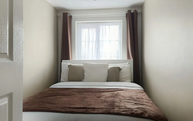 Private Guest House With En-suite, no Full Kitchen