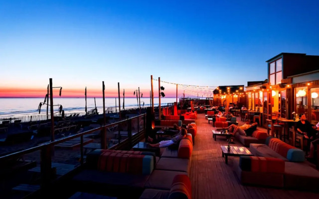 Trendy Lodge With two Bathrooms Near the Sea