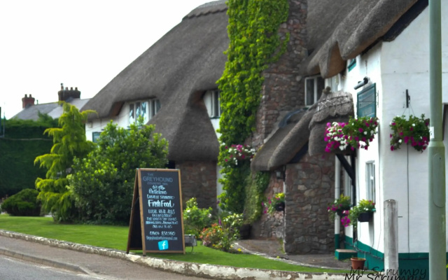 Greyhound Country Inn