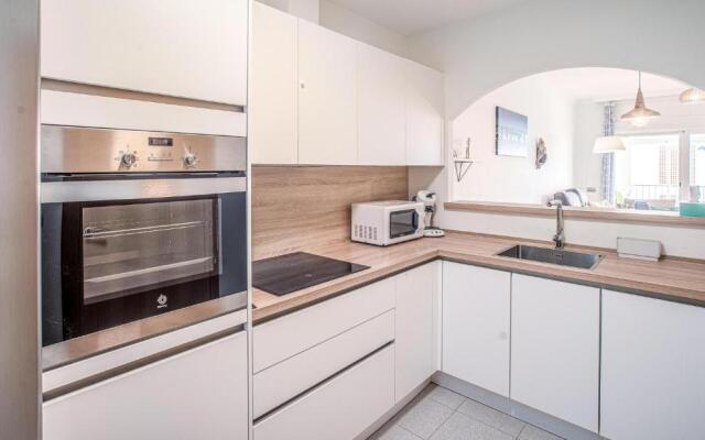 2251-Newly furnished 2 bedrooms with terrace!