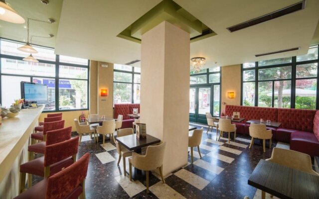 Delphi Art Hotel
