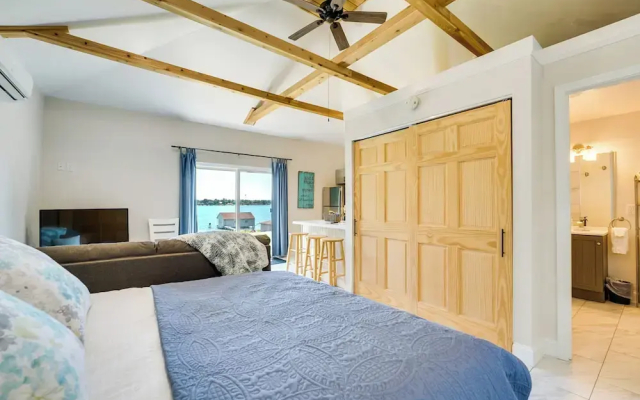 Serene Riverfront St. Clair Studio: Walk to Dtwn!