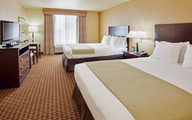 Holiday Inn Express & Suites Dinuba West, an IHG Hotel