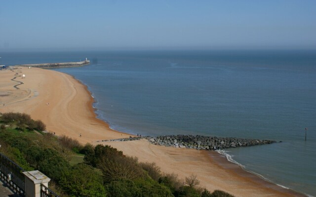 10 to12 Folkestone Bed  Breakfast