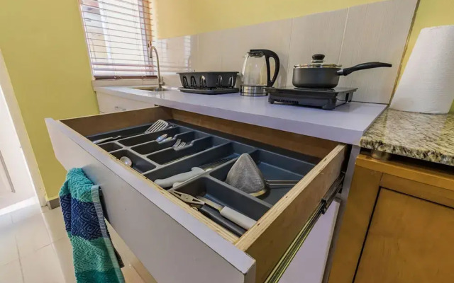 2 Queen Studio w Pool BBQ Hotwater Close 2 Beach