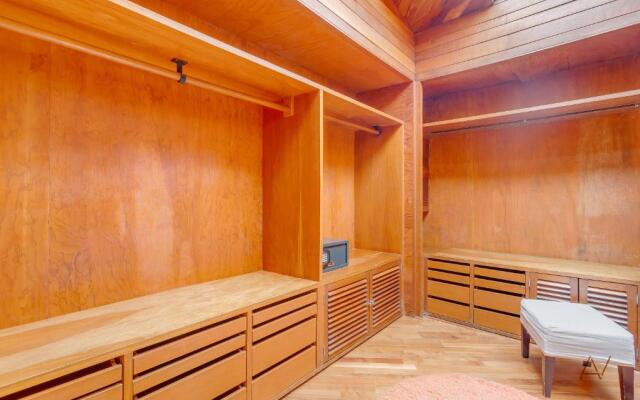 Lavish Villa with Pool I Jacuzzi, Gym & Tennis Court