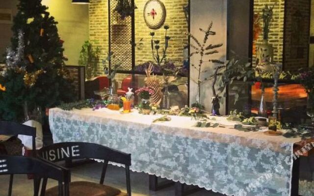 Huakai Mancheng Parent-child Hotel