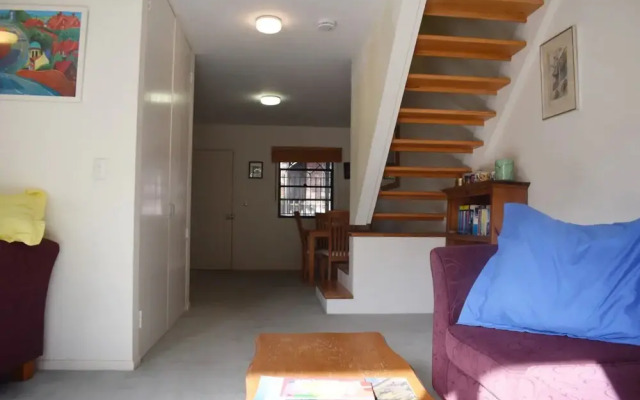 Cosy 2 Bedroom Apartment With Easy Access to City