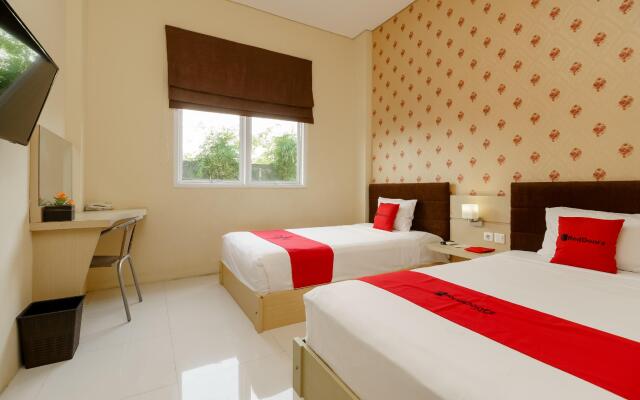 RedDoorz Plus near Sangkareang Park