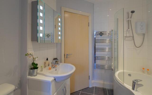 Apartment 16 Broadway House