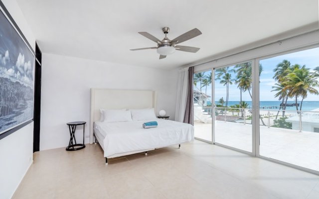 Luxury beachfront villa in Los Corales