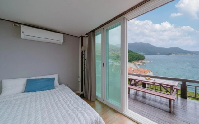 Geoje Kachi and Santorina Pension