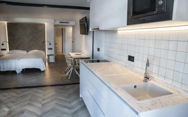 Belroy Hotel and Apartments