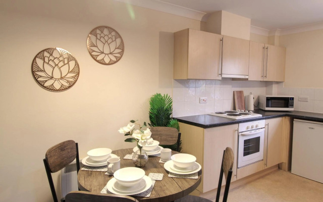 Sunnydale Serviced Apartments - Central location, with allocated parking