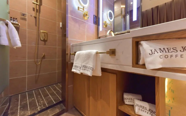 Choenix Hotel (Beijing Tiananmen Square Qianmen Street Subway Station)