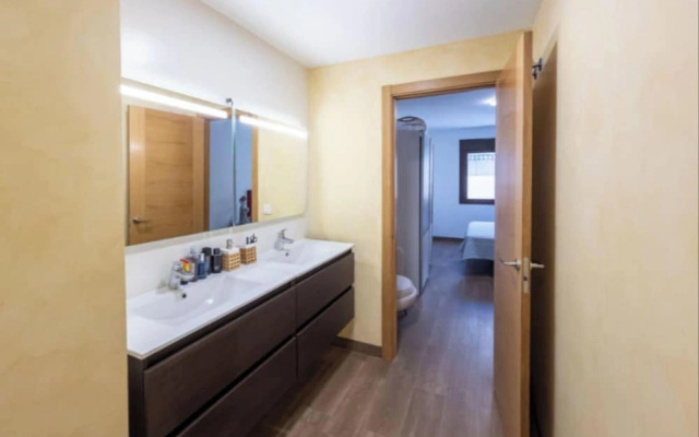 3 Bed Apartment Sleeps 6 - Free Parking & Balcony