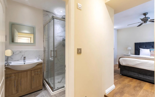 Elegant Two Bedroom Flat in Redcliffe Gardens