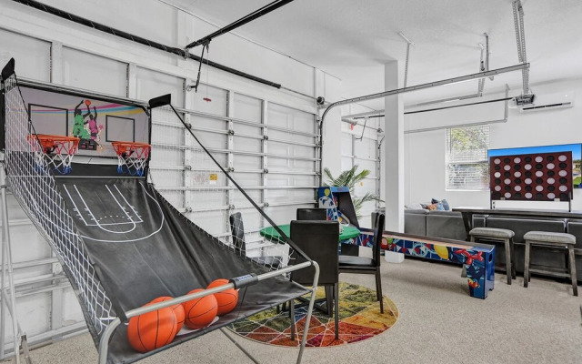 Lavish 8 Br Estate with Pool & Courts