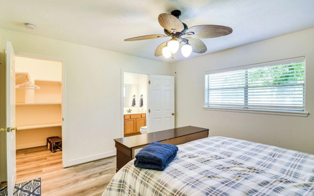 Walk to Beach: Galveston Getaway w/ Deck!