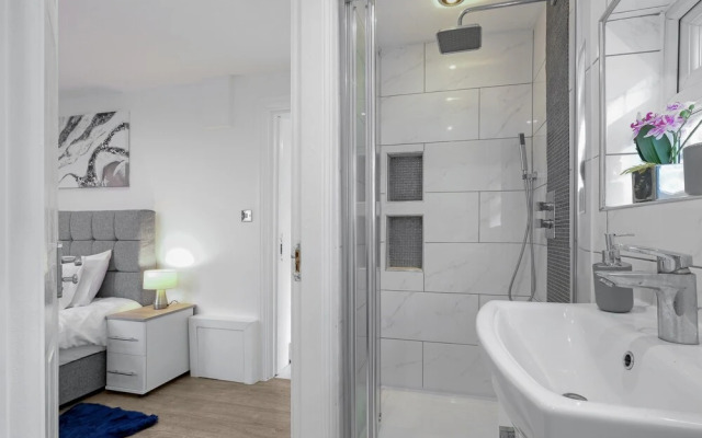 Delightful House 4 bed 2 bath  - Parking